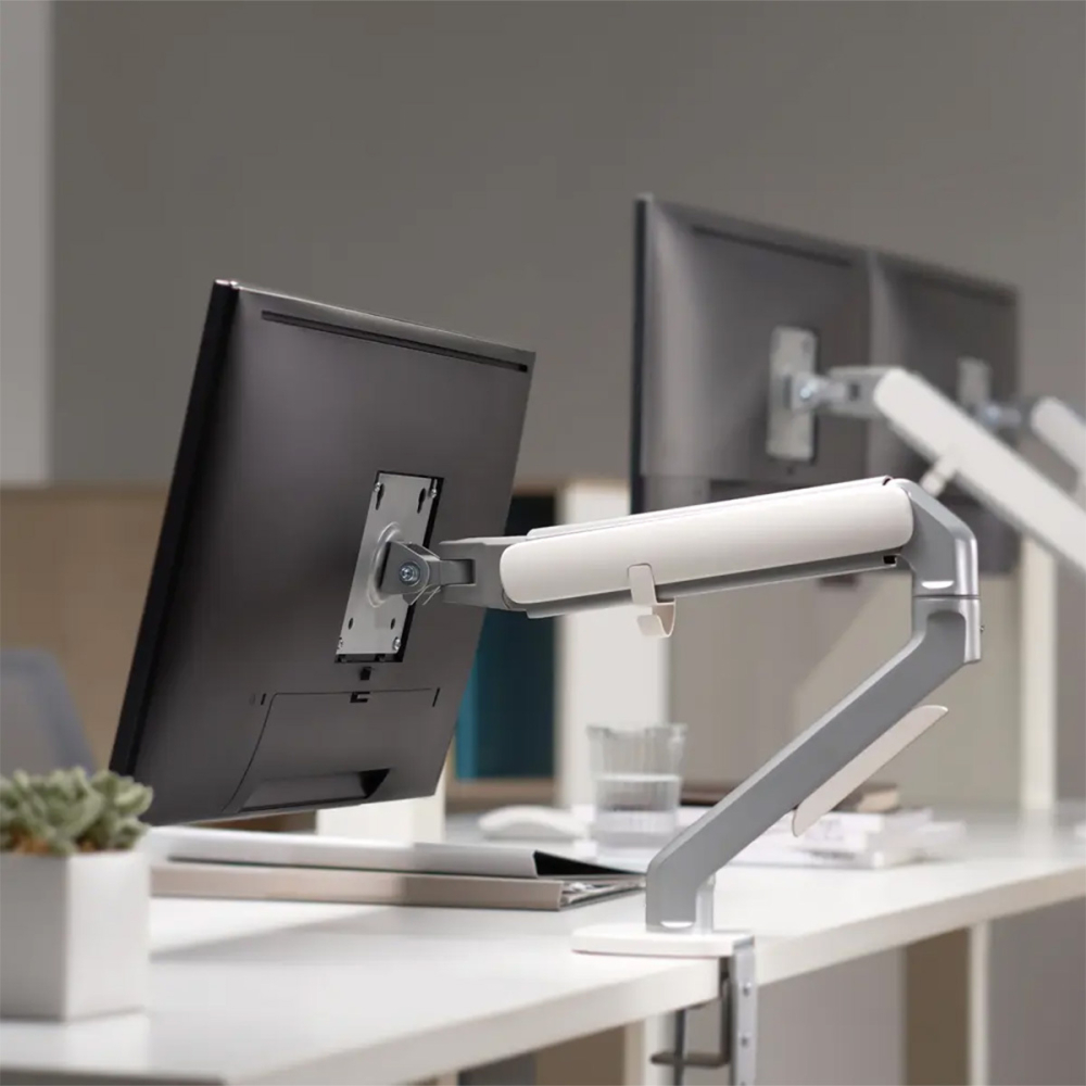 Soporte Articulado de escritorio para Monitor, Acteck ENFORCE MOTION SM616, de 17" a 32", hasta 9kg, Color Plata