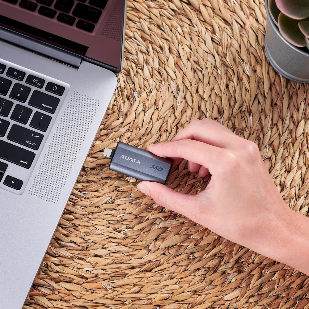 SSD Externo 1000GB Adata SC750, Lectura 1050MB/s Escritura 1000MB/s, USB-C 3.2 Gen 2, Color Plata - imagen 3