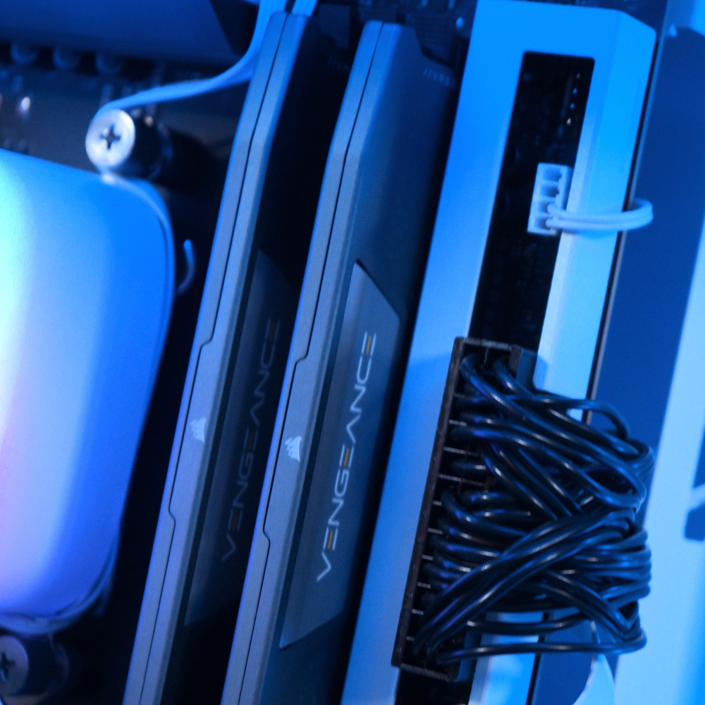 Ensamble BELL TOLLS | RTX 5070 | Ryzen 7 7700 | 32GB DDR5 | 1TB SSD | Windows 11 Pro