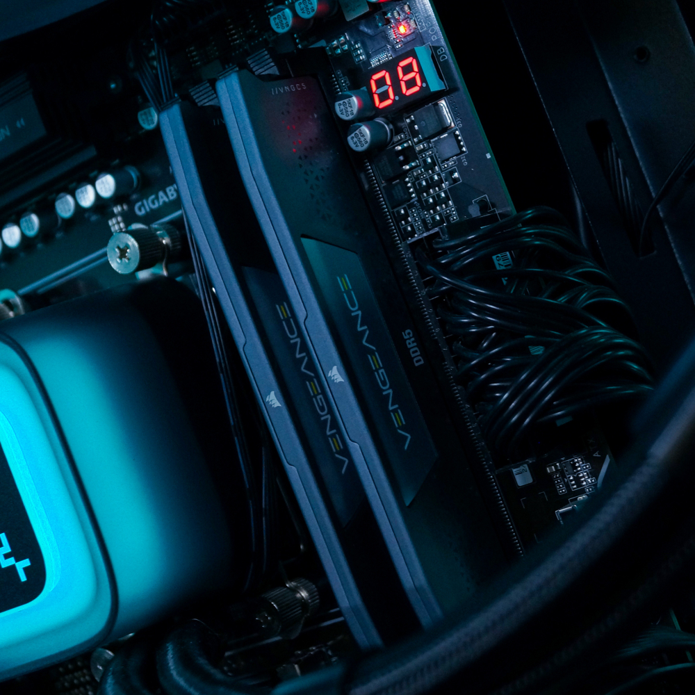 Ensamble SILVER BOX | RX 9070 XT | Ryzen 7 7700X | 32GB DDR5 | 1TB SSD | Windows 11 Pro